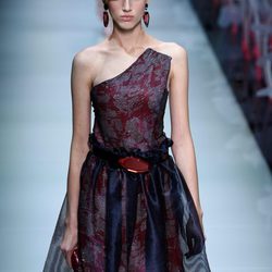 Vestido con falda de vuelo de la colección primavera/verano 2016 de Armani en Milán Fashion Week