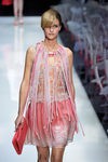 Vestido rosa y maxicollar de la colección primavera/verano 2016 de Armani en Milan Fashion Week