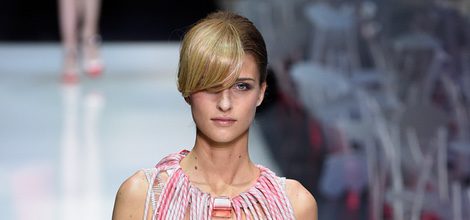 Vestido rosa y maxicollar de la colección primavera/verano 2016 de Armani en Milan Fashion Week