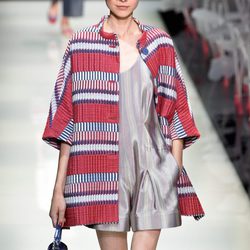 Abrigo de rayas y jumpsuit en tonos pastel de la colección primavera/verano 2016 de Armani en Milan Fashion Week