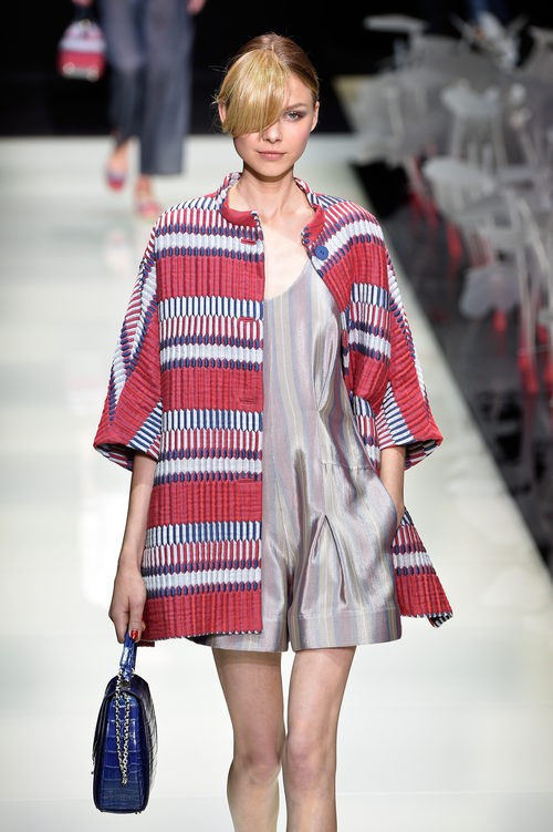 Abrigo de rayas y jumpsuit en tonos pastel de la colección primavera/verano 2016 de Armani en Milan Fashion Week