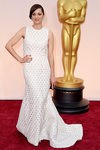 Marion Cotillard con vestido largo blanco en la alfombra roja de los Premios Oscar 2015