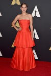 Marion Cotillard con vestido largo rojo en los 'Premios Governors'2014