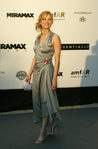 Marion Cotillard con vestido largo gris en gala benéfica contra el SIDA en Cannes en el 2004