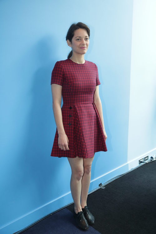 Marion Cotillard con vestido rojo de cuadros en el evento'Ice & Sky' Climate Change Program Launch 2015