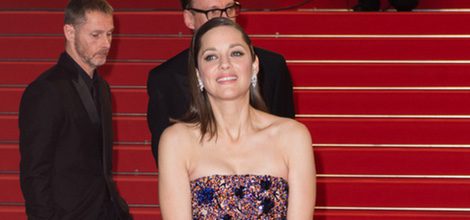 Marion Cotillard con vestido azul y naranja de brillantes en la premier de Macbeth 2015
