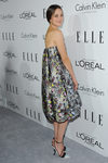 Marion Cotillard con vestido gris y negro de flores abombado en un evento de la revista ELLE en 2013
