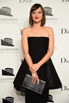 Marion Cotillard con vestido negro palabra de honorn en la Guggenheim International eGala Pre-Party Made Possible By Dior
