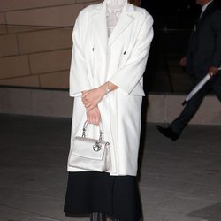 Marion Cotillard con gabardina blanca y falda negra en la inauguración de la fundación Louis Vouitton en 2014