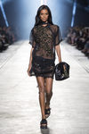 Vestido negro de la colección primavera/verano 2016 de Versace en Milán Fashion Week