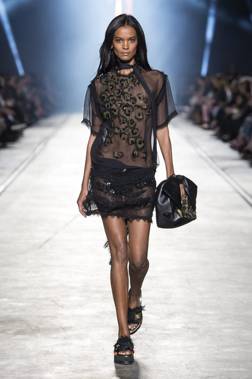 Vestido negro de la colección primavera/verano 2016 de Versace en Milán Fashion Week
