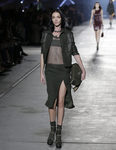 Chaqueta y falda negra de la colección primavera/verano 2016 de Versace en Milán Fashion Week