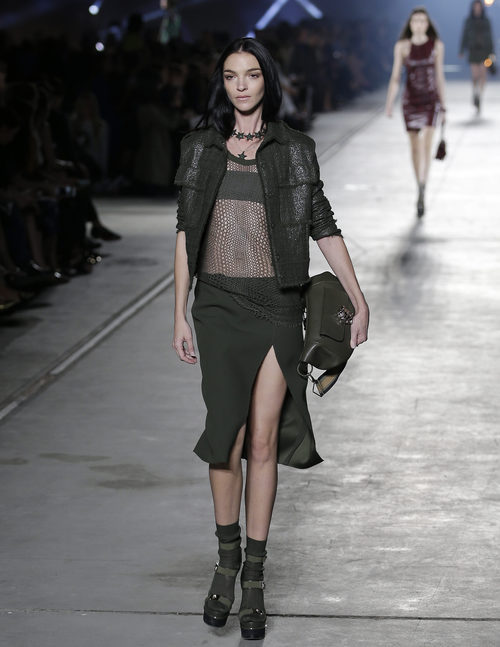 Chaqueta y falda negra de la colección primavera/verano 2016 de Versace en Milán Fashion Week