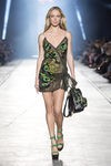 Vestido de tirantes de la colección primavera/verano 2016 de Versace en Milán Fashion Week