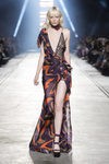 Vestido asimétrico de la colección primavera/verano 2016 de Versace en Milán Fashion Week