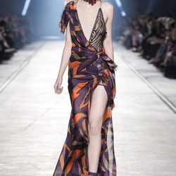 Vestido asimétrico de la colección primavera/verano 2016 de Versace en Milán Fashion Week
