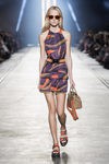 Vestido de cuello halter de la colección primavera/verano 2016 de Versace en Milán Fashion Week