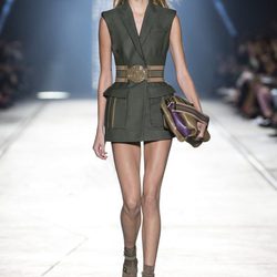 Minivestido verde de la colección primavera/verano 2016 de Versace en Milán Fashion Week