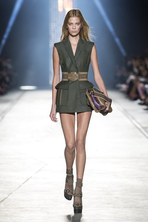 Minivestido verde de la colección primavera/verano 2016 de Versace en Milán Fashion Week