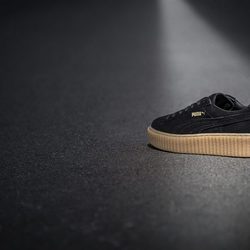 Zapatilla puma negra de la colección 'PUMA BY RIHANNA'
