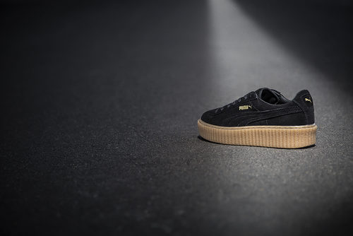 Zapatilla puma negra de la colección 'PUMA BY RIHANNA'