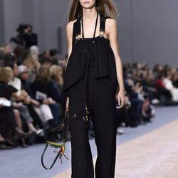 Peto negro de la colección primavera/verano 2016 de Chloé en Paris Fashion Week