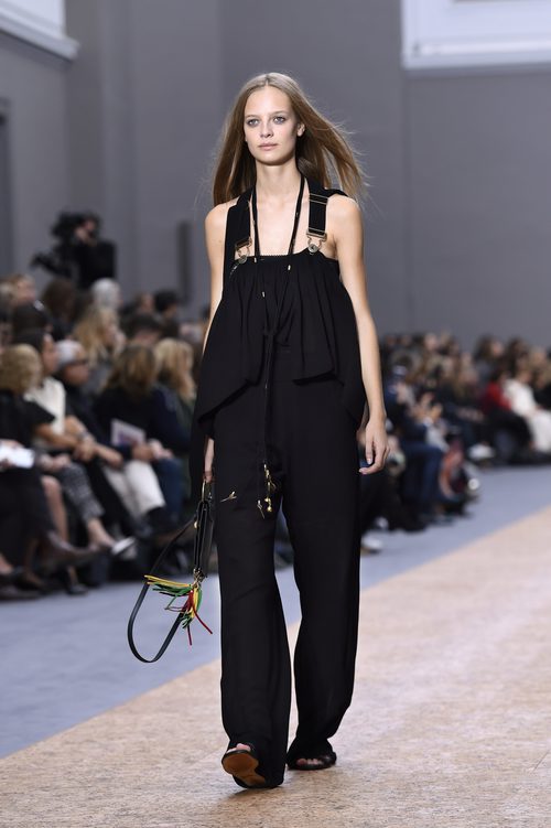 Peto negro de la colección primavera/verano 2016 de Chloé en Paris Fashion Week