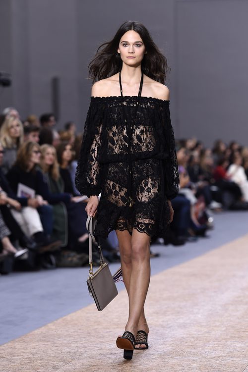 Vestido negro de la colección primavera/verano 2016 de Chloé en Paris Fashion Week