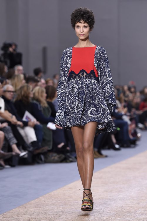 Vestido rojo y azul de la colección primavera/verano 2016 de Chloé en Paris Fashion Week