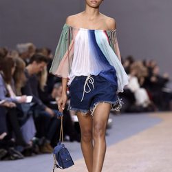 Pantalon vaquero corto y camisa de rayas de la colección primavera/verano 2016 de Chloé en Paris Fashion Week