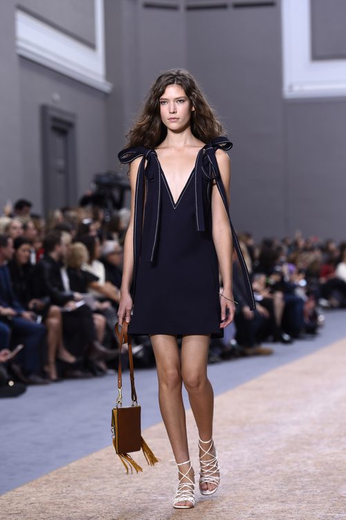 Vestido corto azul marino de la colección primavera/verano 2016 de Chloé en Paris Fashion Week