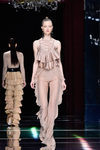 Lindsey Wixson desfilando con la colección primavera/verano 2016 de Balmain en Paris Fashion Week