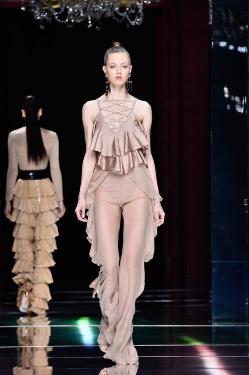 Lindsey Wixson desfilando con la colección primavera/verano 2016 de Balmain en Paris Fashion Week