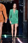 Joan Smalls desfilando con la colección primavera/verano 2016 de Balmain en Paris Fashion Week