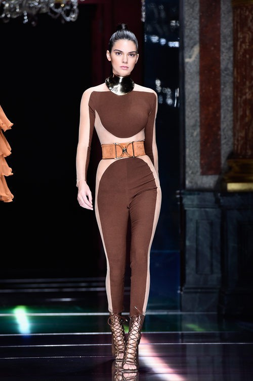 Kendall Jenner desfilando con la colección primavera/verano 2016 de Balmain en Paris Fashion Week