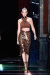 Gigi Hadid desfilando con la colección primavera/verano 2016 de Balmain en Paris Fashion Week