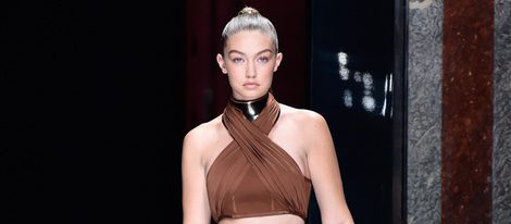 Gigi Hadid desfilando con la colección primavera/verano 2016 de Balmain en Paris Fashion Week