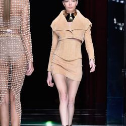 Conjunto color camel de la colección primavera/verano 2016 de Balmain en Paris Fashion Week