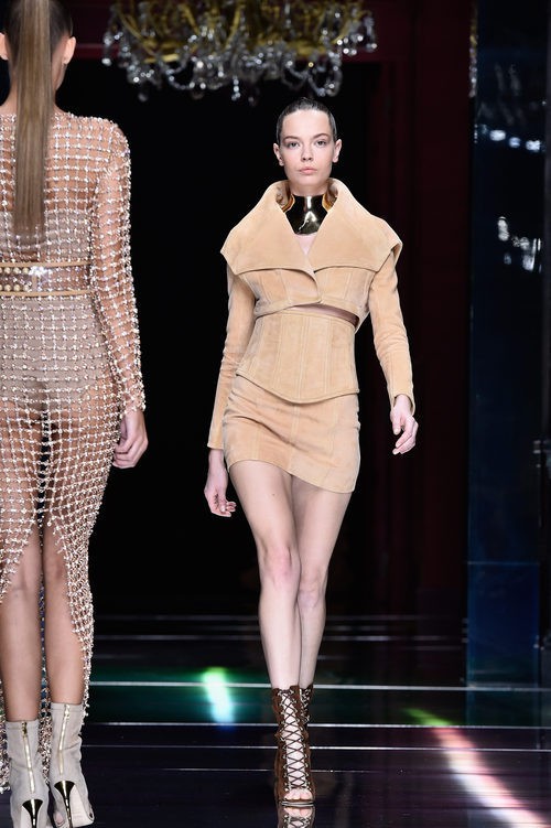 Conjunto color camel de la colección primavera/verano 2016 de Balmain en Paris Fashion Week