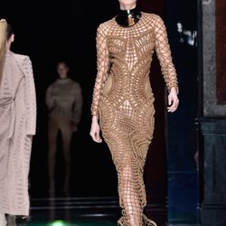 Vestido camel de malla de la colección primavera/verano 2016 de Balmain en Paris Fashion Week
