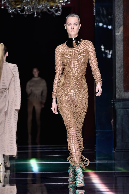 Vestido camel de malla de la colección primavera/verano 2016 de Balmain en Paris Fashion Week