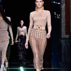 Isabeli Fontana desfilando con la colección primavera/verano 2016 de Balmain en Paris Fashion Week