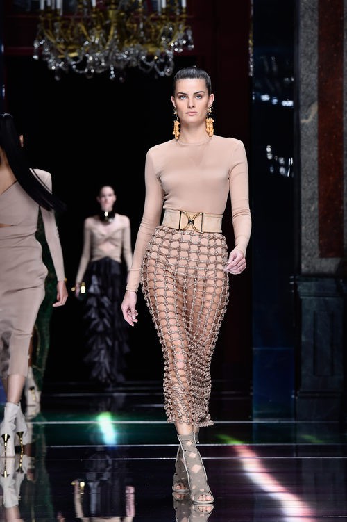 Isabeli Fontana desfilando con la colección primavera/verano 2016 de Balmain en Paris Fashion Week