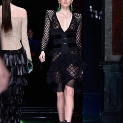 Lily Donaldson desfilando con la colección primavera/verano 2016 de Balmain en Paris Fashion Week