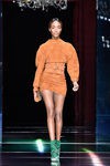 Jourdan Dunn desfilando con la colección primavera/verano 2016 de Balmain en Paris Fashion Week