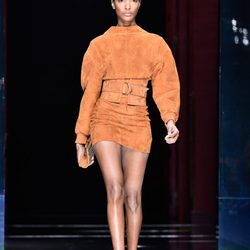 Jourdan Dunn desfilando con la colección primavera/verano 2016 de Balmain en Paris Fashion Week