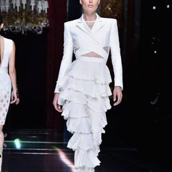 Doutzen Kroes desfilando con la colección primavera/verano 2016 de Balmain en Paris Fashion Week
