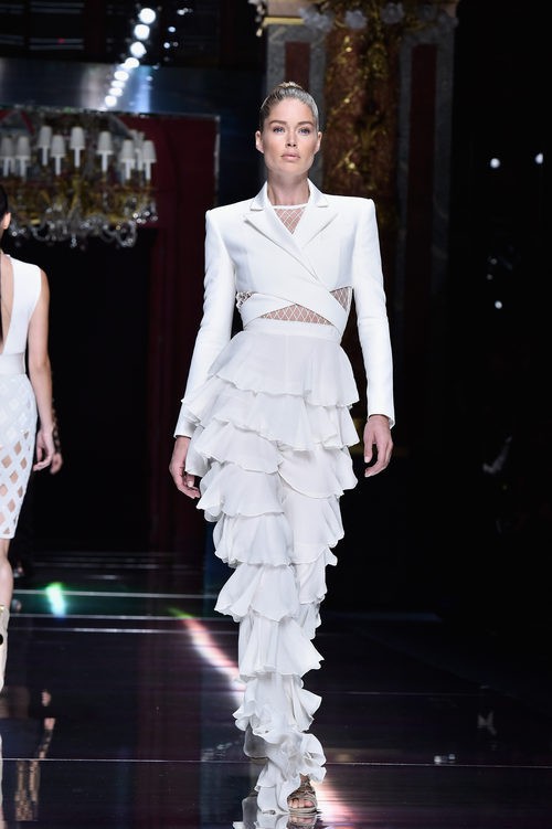 Doutzen Kroes desfilando con la colección primavera/verano 2016 de Balmain en Paris Fashion Week