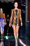 Alessandra Ambrosio desfilando con la colección primavera/verano 2016 de Balmain en Paris Fashion Week