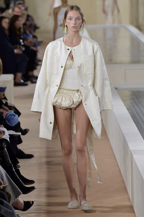 Abrigo blanco de la colección primavera/verano 2016 de Balenciaga en Paris Fashion Week
